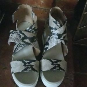 Snakeprint concealed platforms